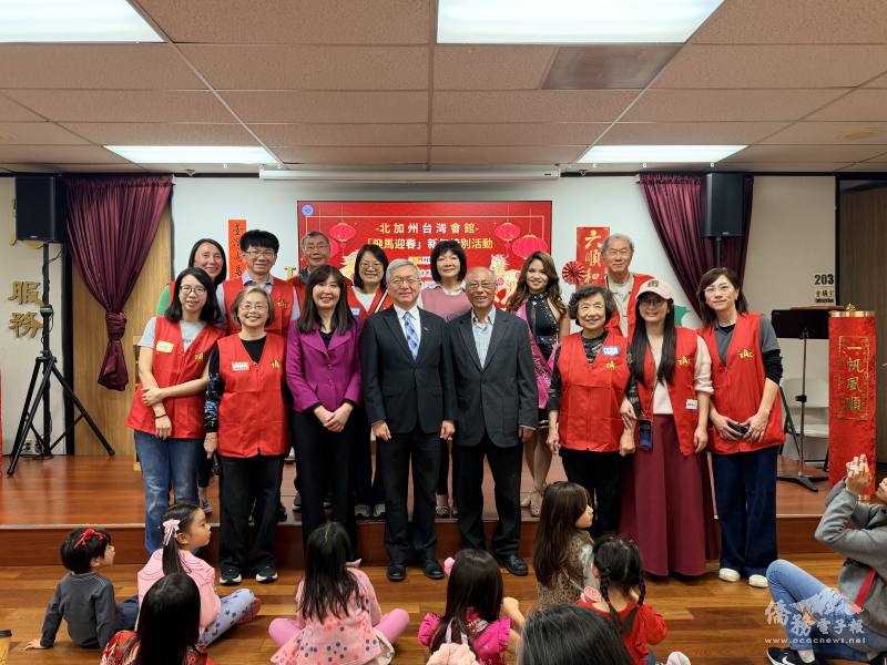 金山灣區文教中心主任莊雅淑(左三)、駐舊金山辦事處副處長朱永昌(左四)、北加州臺灣會館理事長廖俊惠(右四)與北加州臺灣會館幹部合影