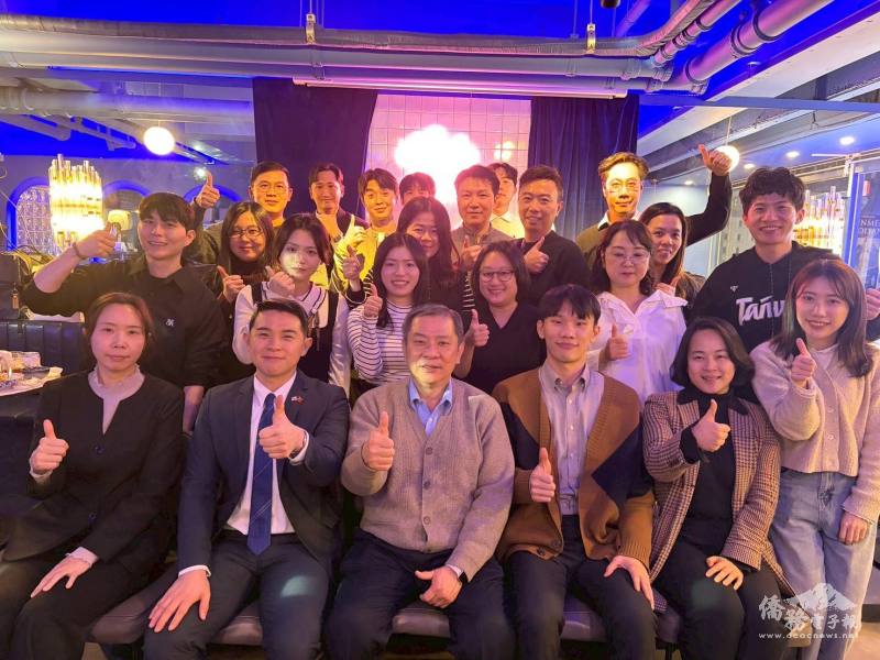 駐韓國代表處代表丘高偉與出席人員合影