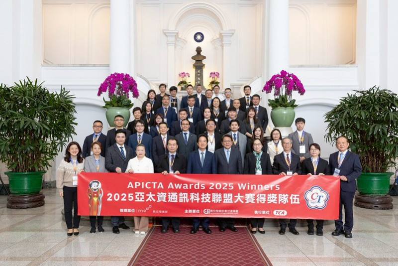 總統與亞太資通訊科技聯盟大賽APICTA Awards 2025獲獎代表隊合影