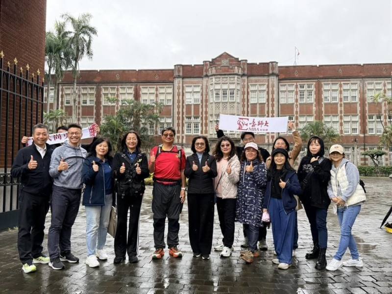 台灣師範大學校友詹章誾（左5）發起徒步環島募款，30天徒步710.5公里，他的行動匯聚來自台師大校友、學生與教職員的熱烈響應，目前已募集近新台幣百萬元，將用來幫助清寒學子。（台師大提供）