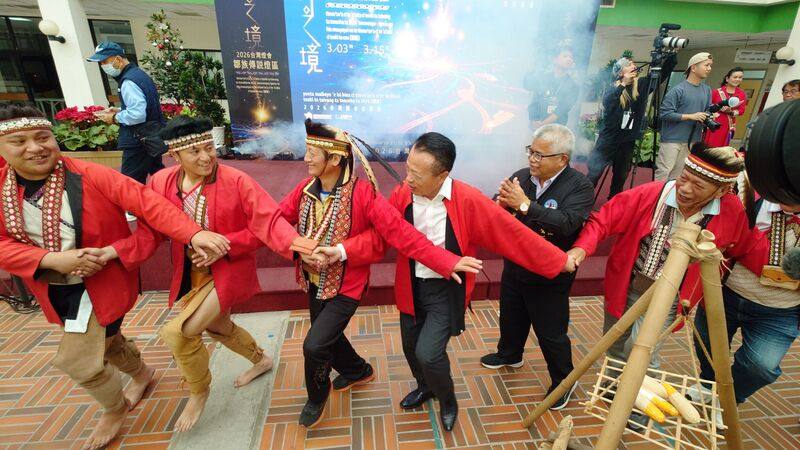 2026台灣燈會鄒族傳說燈區開箱　Hamo天神降臨
2026/2/2 17:06（2/2 17:21 更新）
嘉義縣政府2日舉行2026台灣燈會鄒族傳說燈區開箱記者會，嘉義縣長翁章梁（前左4）穿上鄒族傳統服飾與族人牽手跳舞。中央社記者蔡智明攝