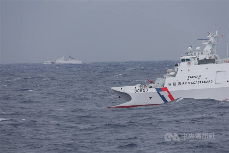 圖為海巡署八里艦監控中國海警船。（中央社檔案照片）