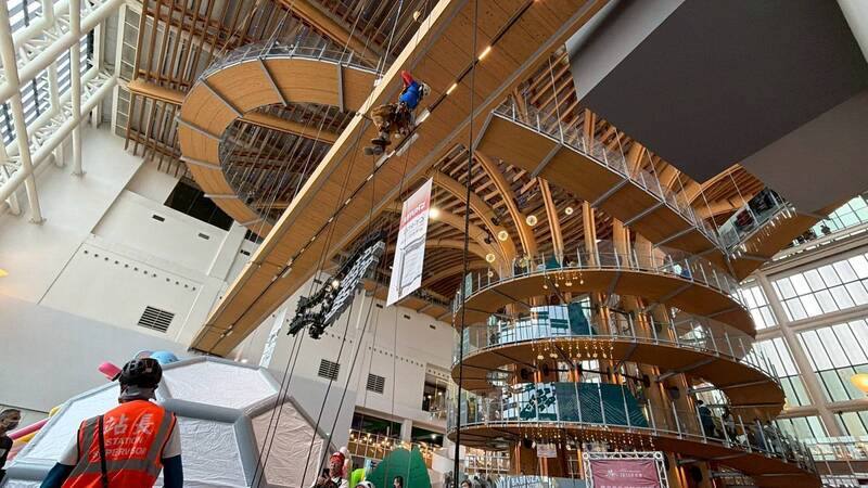 由內政部消防署指導舉辦的「橋2026繩索救助菁英邀請賽」，在1月29日至2月1日舉行為期4天的研討會及相關賽事，高雄市政府消防局繩索救援隊（KRRT）在高壓環境下穩定發揮，奪得冠軍，展現台灣消防繩索救援的國際級水準。（高雄市政府消防局提供）