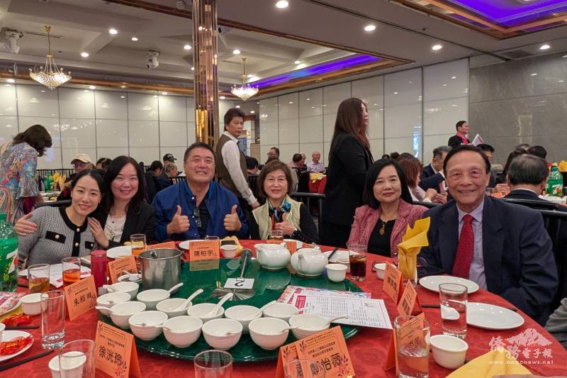 僑務委員陳英煌（右1）、江瑞瀛（右3）、陳柏宇（左3）參與南加州中國大專院校聯合校友會聯合迎新會