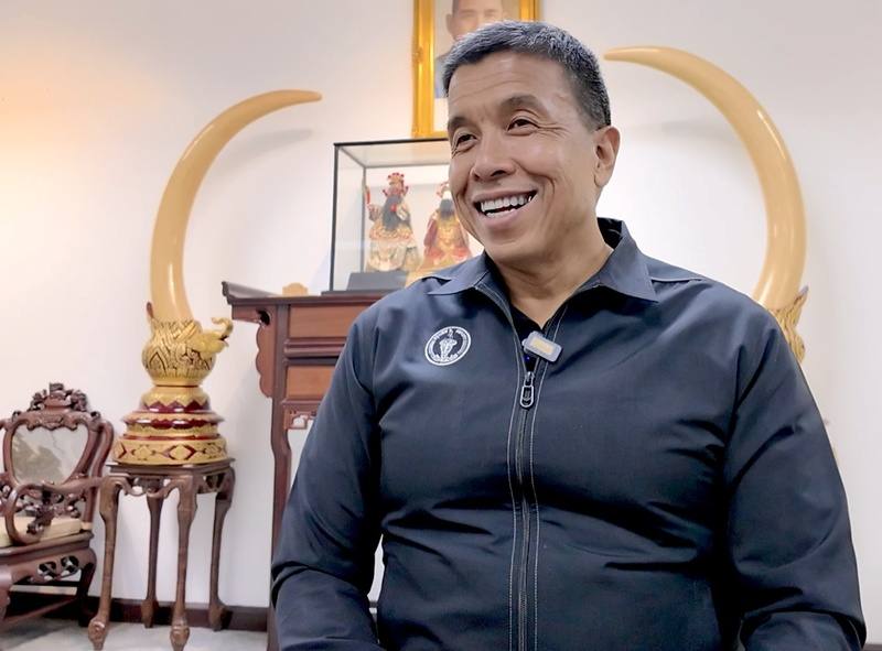 泰國首都曼谷市長查察2022年以過半的高得票率，贏得2014年政變以來首次曼谷市長選舉。他上任以來以親民形象擁有高人氣，他接受中央社專訪時表示，台灣在數位治理與城市管理上的經驗值得曼谷借鏡，台北是理想城市典範。中央社記者李宗憲曼谷攝