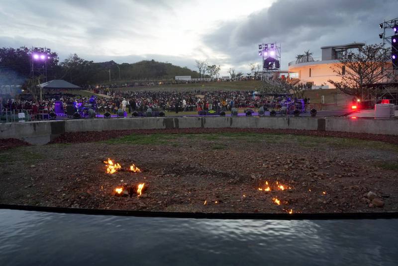 屏東縣政府打造最新觀光地標「恆春出火地質公園」，1日傍晚開幕，以自然「出火」現象為核心，透過整體場域視野與步行動線重新整理，讓民眾貼近欣賞火焰與水域交織的特殊畫面