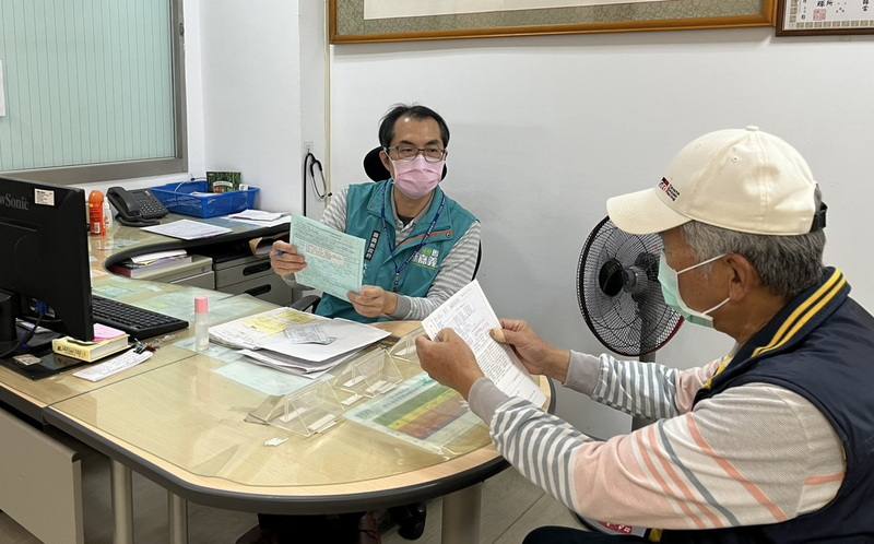 嘉縣大林鎮衛生所主任喬嘉（左）展現專業與資訊能力，近日自行研發AI輔助智慧系統，並整合動脈硬化檢測，協助三高族群更精準掌握血管健康狀況。（嘉義縣衛生局提供）