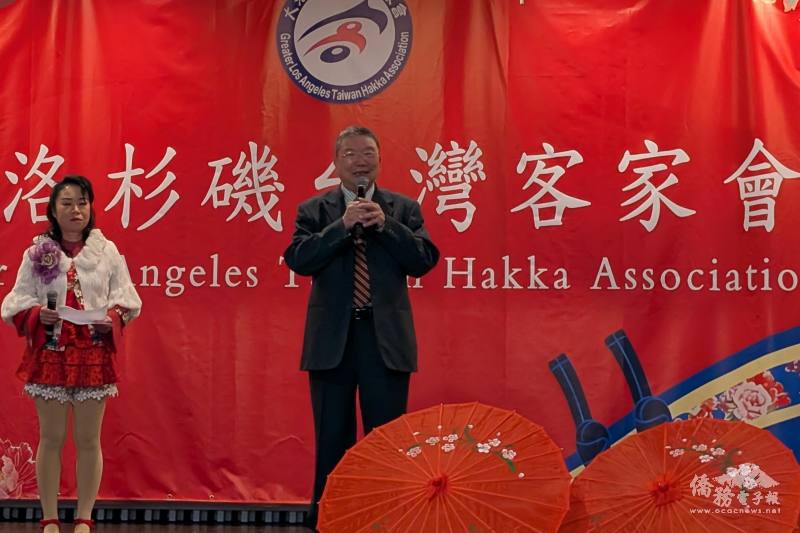 行政院政務顧問徐新宏（右）感謝客家文化嘉年華匯聚南加州各客家社團與僑界力量，使讓台灣客家精神在海外生生不息