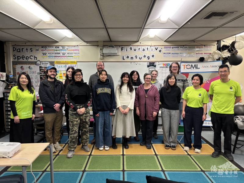 安娜堡中文學校校長暨教師王珍琿(左一)、網課教師鄭亦螢(右二)、葉劉崑(右一)，與中級班學生於始業式合影留念