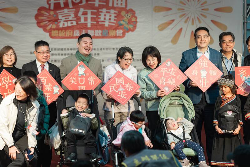 副總統和出席人員合影