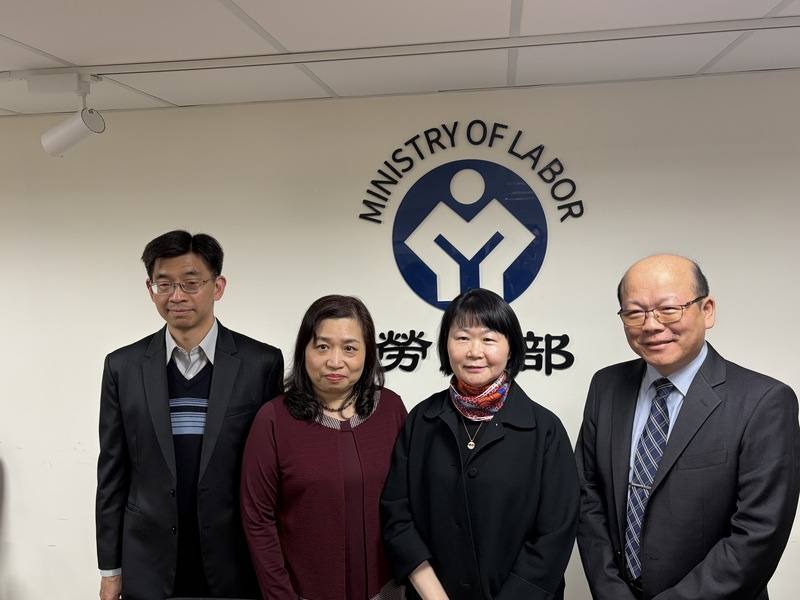 勞動基金114年大賺新台幣1兆1177億元，外界關注未來發展，勞動基金運用局局長蘇郁卿（右2）2日指出，國內全權委託招標案已有初步規劃，勞保基金因撥補相對明確，也正研議納入。