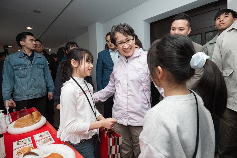 蕭美琴副總統1日下午出席由「社團法人中華身心障礙者職業技藝協會」於總統府南、北苑舉辦的「奔向幸福嘉年華 總統府歲末聯歡童樂會」