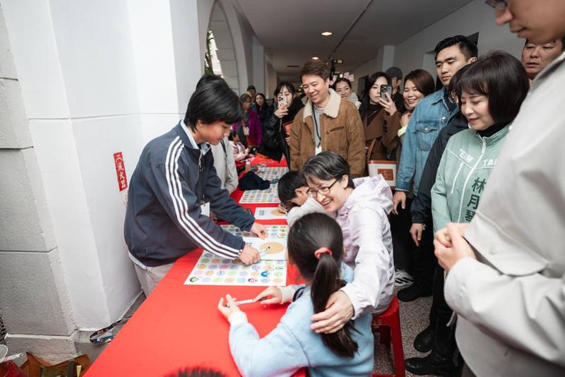 副總統參觀攤位，與小朋友親切互動，現場氣氛溫馨熱鬧