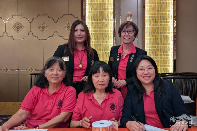 南加州中國大專院校聯合校友會前會長曾翔瑜（後排左）及工作人員熱情迎新