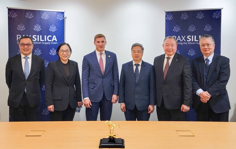 出席第六屆台美「經濟繁榮夥伴對話」的美國國務院經濟事務次卿Jacob Helberg（左三）與經濟部長龔明鑫（右三）及我方與會官員（左起外交部政務次長陳明祺、數位發展部政務次長侯宜秀、駐美國代表處俞大㵢大使及教育部政務次長劉國偉）合影。