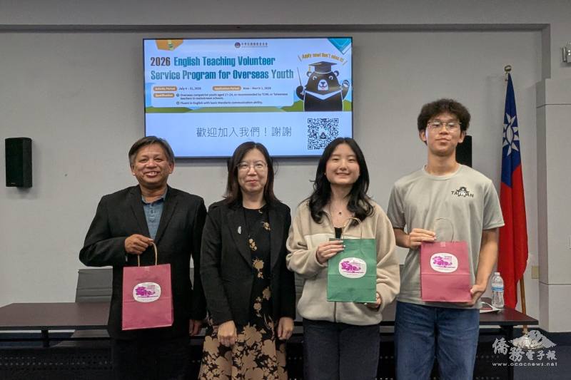 洛杉磯文教中心主任鍾佩珍（左2）感謝家長張耀燦（左1），及曾參與營隊的志工吳文翔（右1）、王彥霖（右2）參與分享說明