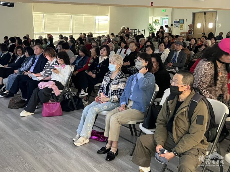 僑胞專心聆聽
