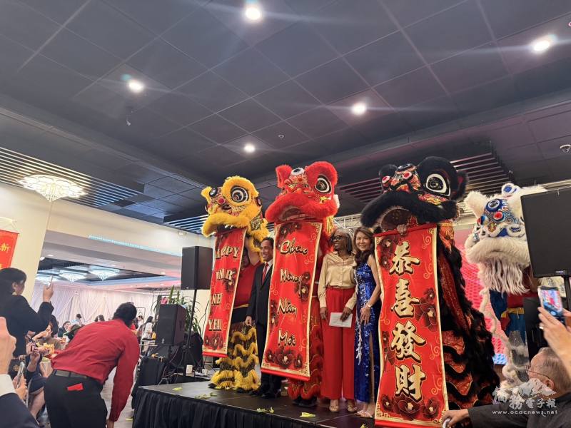 與會嘉賓與舞獅一同合照