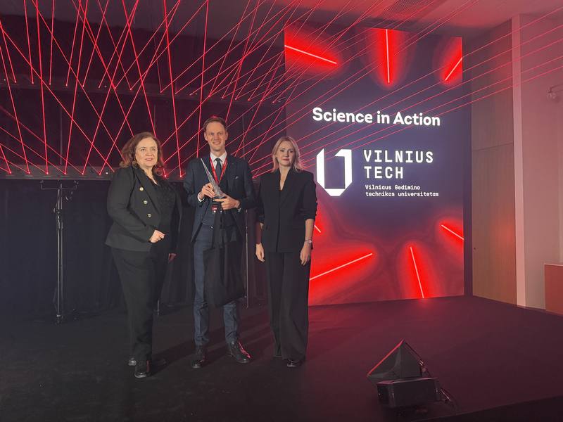 立陶宛理工大學榮獲2025年維爾紐斯科技獎「科學成果實踐」類別獎項，其中與台灣合作的半導體研發成果，成為獲獎原因之一。圖為立陶宛理工大學策略夥伴關係副校長梅許凱納斯（中）代表受獎