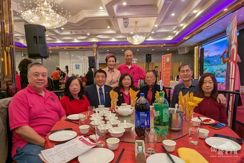 中華民國退伍軍人協會南加州分會理事長楊振南（前排左3）參與南加州中國大專院校聯合校友會聯合迎新會