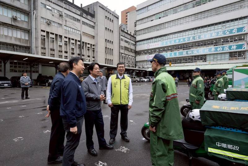 賴清德總統今（2）日上午前往臺北郵局慰勉快捷郵件投遞同仁