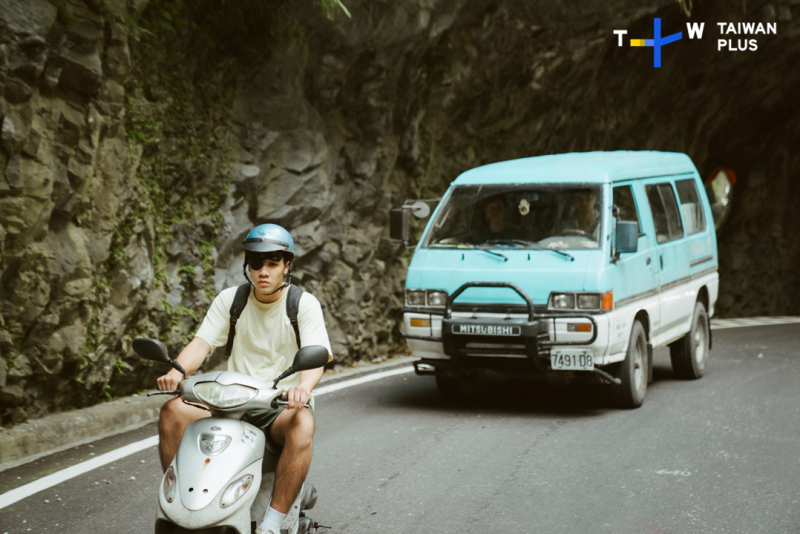 由台灣、瑞士聯合製作的電影《陌路兄弟》2日獨家於TaiwanPlus官網上架，讓全球觀眾都能一睹台灣山川的壯麗美景。