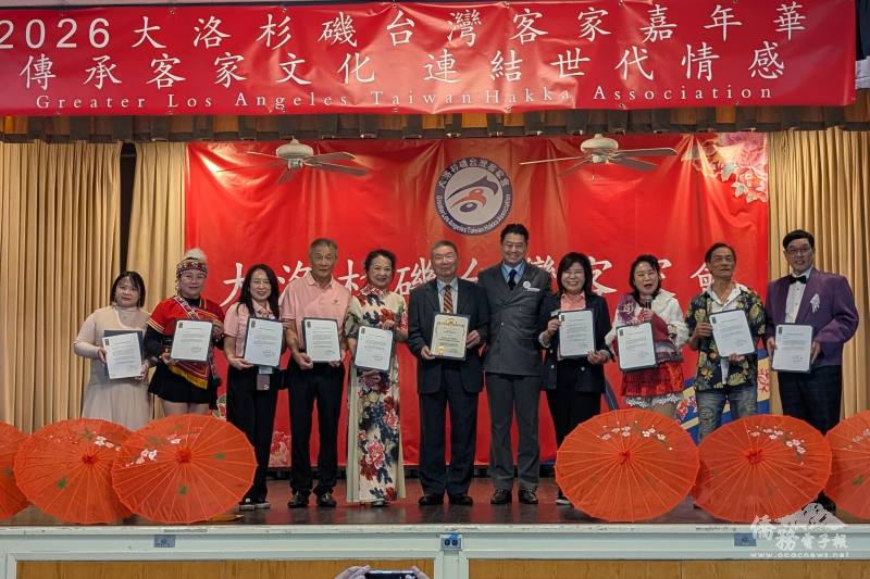 亞凱迪亞市長鄭博仁（右5）頒贈主辦方賀狀，感謝主辦方在亞凱迪亞市舉辦客家文化嘉年華