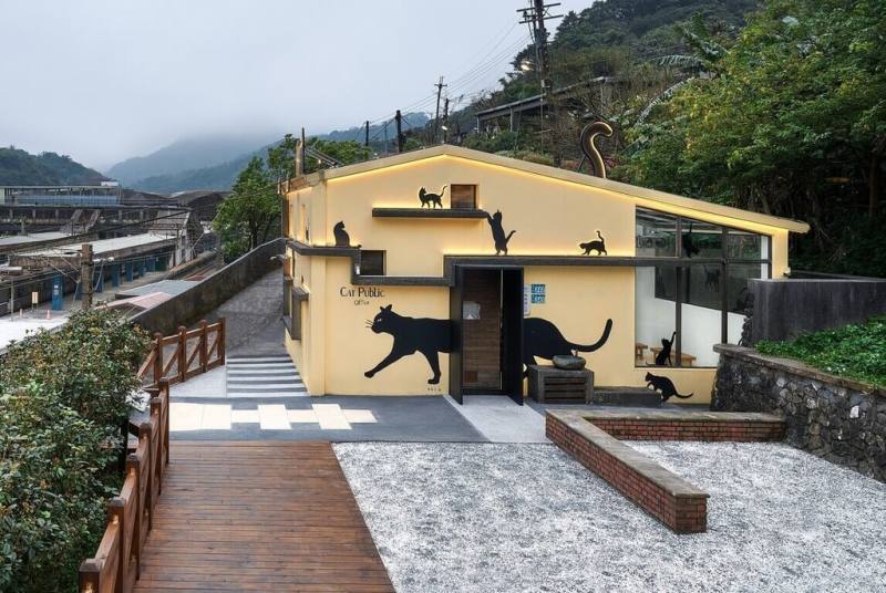 新北市猴硐貓公所因委外經營單位提前解約，1日有動保團體進駐而重新開張。（新北動保處提供）