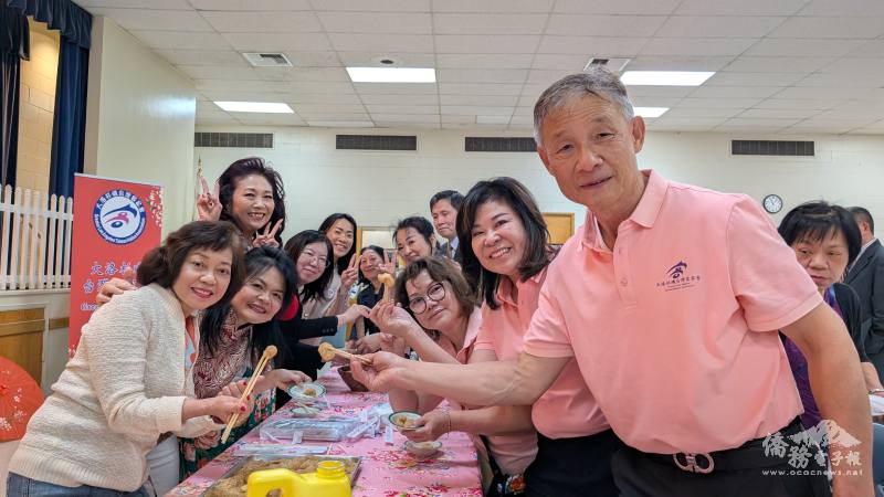 大洛杉磯台灣客家會會長陳智昇、理事長李妙麗（右列1、2）以及洛杉磯辦事處副處長陳令欣、洛杉磯文教中心主任鍾佩珍以及榮譽顧問潘意玲僑務委員（左列5、4、3）一同製作客家麻糬