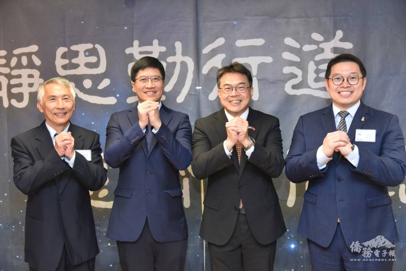 周啟宇、僑務秘書杜戎珄與慈濟邁阿密聯絡處負責人林明哲(左)及活動司儀許盛彥醫師(右)合影