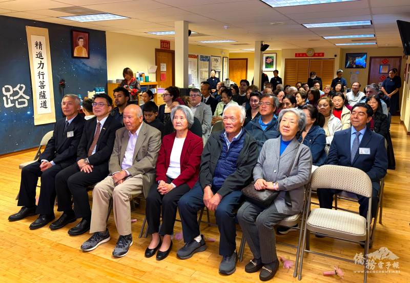僑務諮詢委員許照惠(前排右3)、曾水福(前排右4)等僑領共同參與