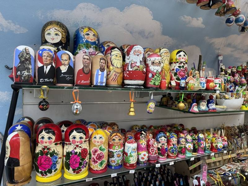 捷克新修正的刑法自1月1日生效，明確將共產主義與納粹主義並列，最高可判處5年有期徒刑。這項法律也讓布拉格商店的俄羅斯紀念品陷入法律灰色地帶，使捷克社會重新思考這些親俄象徵在公共空間的意義。圖為在布拉格商店販售的俄羅斯娃娃