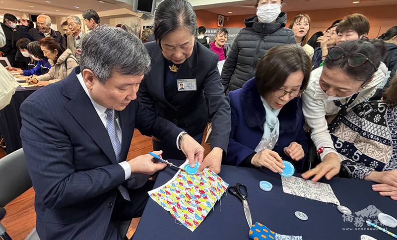 駐日代表處大使李逸洋夫婦參與手作攤位