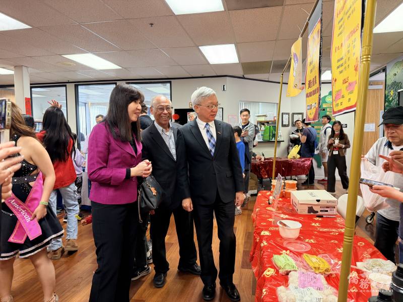 莊雅淑(左一)、朱永昌(右一)在廖俊惠(中)陪同解說、參觀園遊會攤位