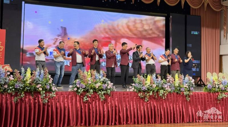 僑胞高唱新年歌曲賀新春