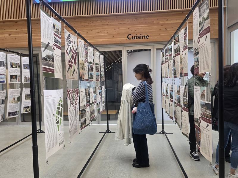 溫哥華法語聯盟總部的大廳展出許多關於228事件的海報。中央社記者程愛芬溫哥華攝