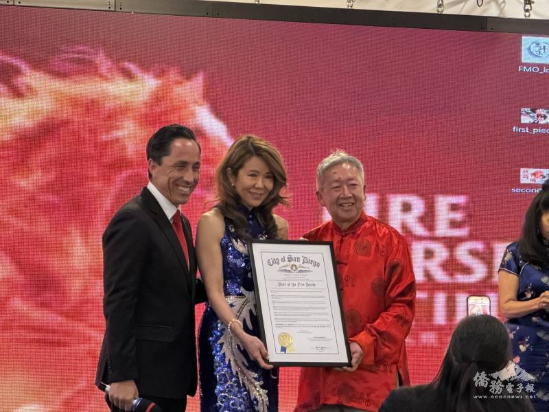 聖地牙哥市長Todd Gloria( 左1) 致贈感謝狀給聖地牙哥中文學校校長Cassandra Wong(中)、中國館主席薛顯榮(右1)