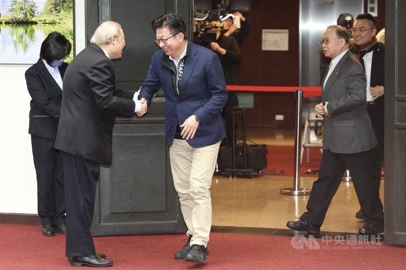 Democratic Progressive Party lawmaker Kuo Kuo-wen (center) arrives at the Legislative Yuan and shakes hands with Legislative Yuan Secretary General Chou Wan-lai (second left) on Monday. CNA photo Feb. 2, 2026