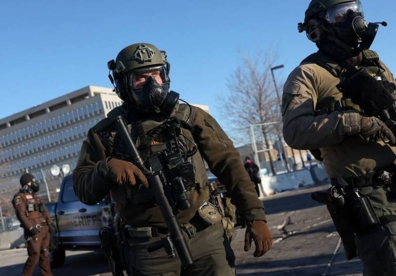 圖為移民官員在美國明尼蘇達州明尼阿波利斯市大樓外站崗。（路透社）