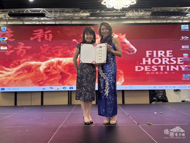 橙縣文教中心蕭蓓如(左)致贈感謝狀給Cassandra Wong(右)