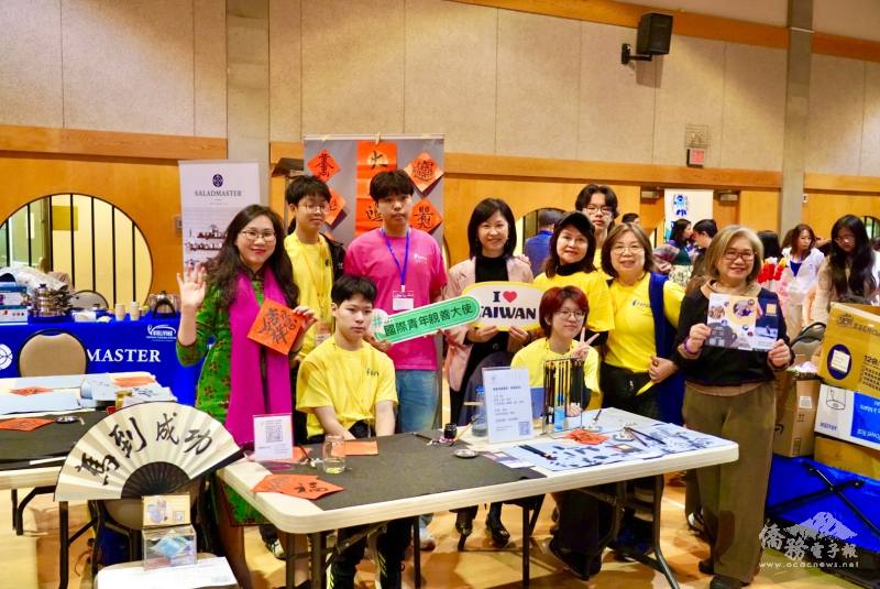 國際青年親善大使候選人陳源亨與FASCA成員合作，在「年貨大街」各攤位進行文化互動體驗