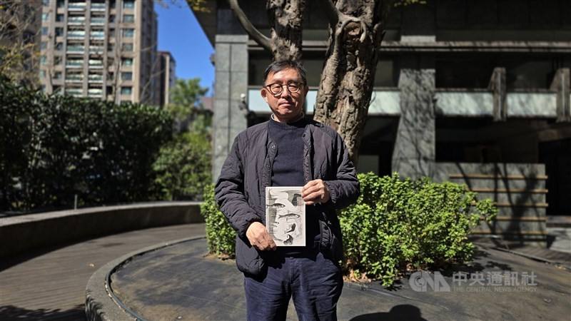 South Korean translator Kim Tae-sung poses with his Korean translation of "The Book of Bad Women" by Taiwanese author Chen Xue during a CNA interview in New Taipei on Jan. 29. CNA photo Feb. 3, 2026