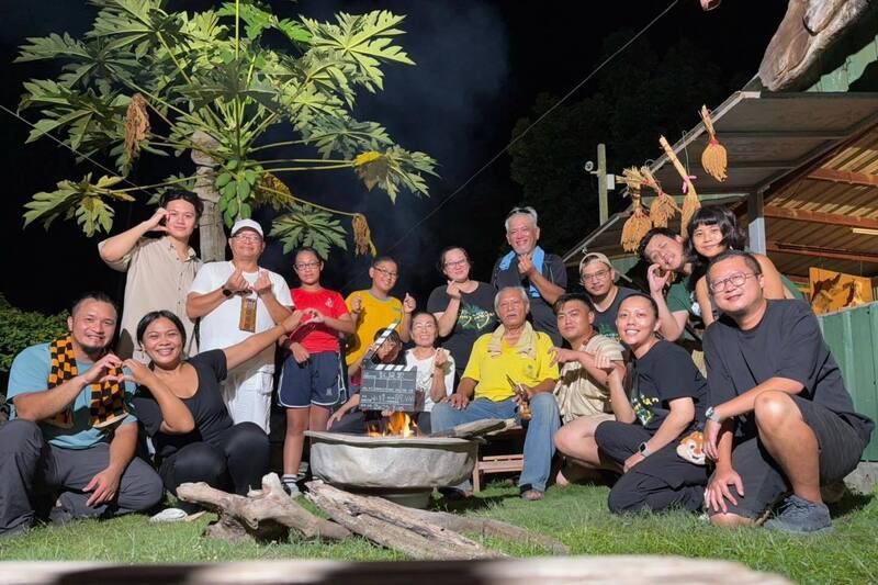 台東縣卑南族民族自治事務促進發展協會自製音樂影片「卑南族凱旋歌」，榮獲布達佩斯「國際音樂影片大獎」的「最佳亞太音樂錄影帶」獎項肯定。圖為「凱旋歌」MV殺青照。（台東縣卑南族民族自治事務促進發展協會提供）