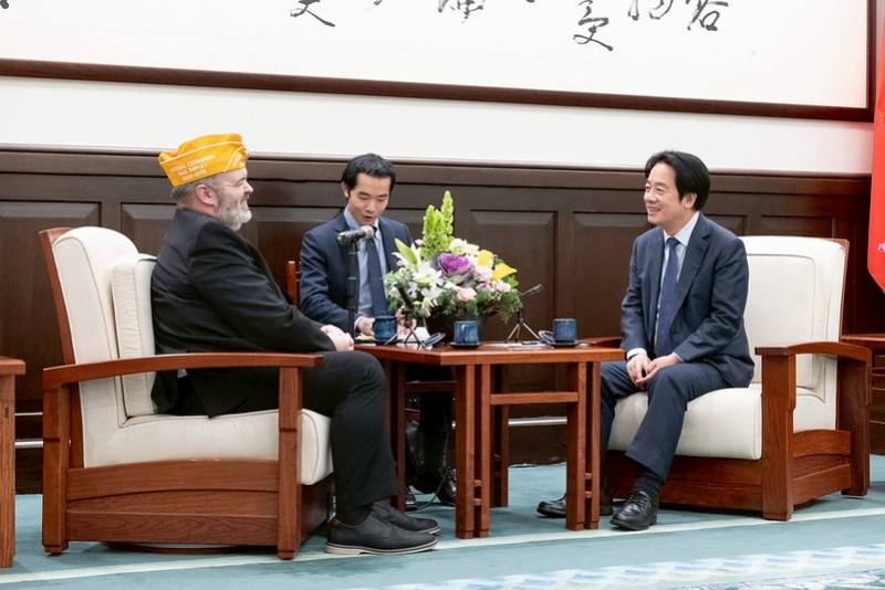 President Lai exchanges views with American Veterans National Commander Paul Shipley.