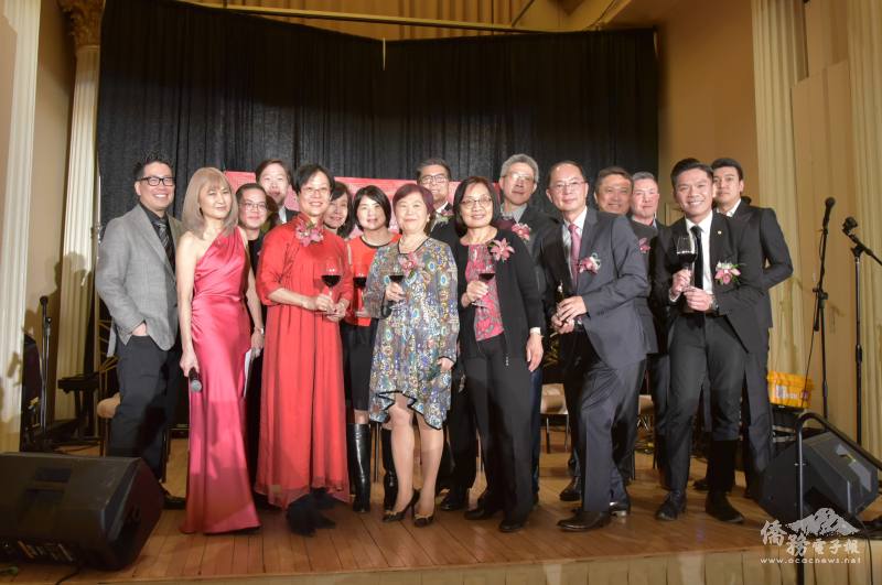 蘇琪雯與芝加哥臺美商會理事合照