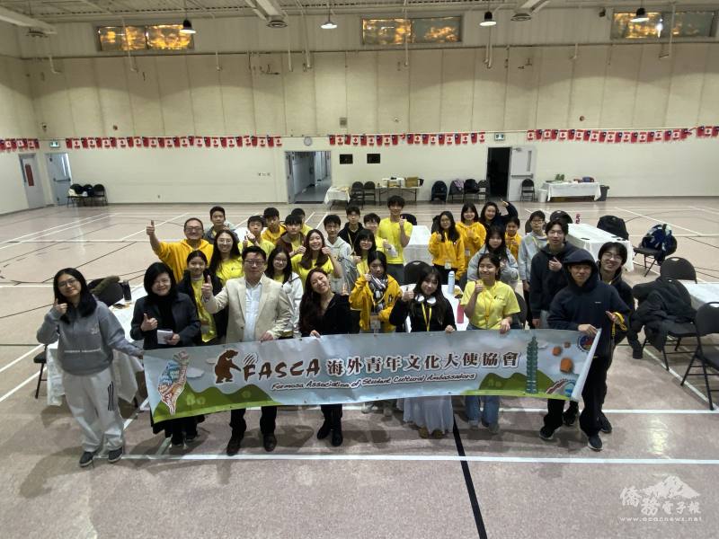 音樂家Eunice Kaiten(第1排左4)與中心主任藍柏青(第1排左3)、副主任許彩鳳(第1排左2)及FASCA學員們大合照