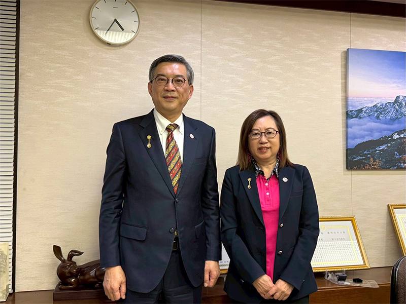 左：副代表周學佑 / 右：創會理事長錢妙玲