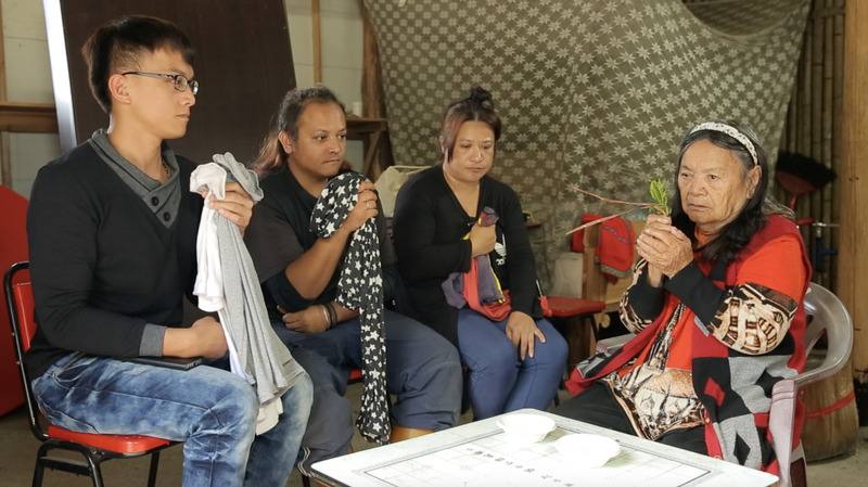 嘉義縣民俗「鄒族yoifo（巫師）文化」保存者楊安榮美（右）投身巫儀實踐與服務逾60年，資歷深厚，備受族人敬重，2日辭世，享壽90歲。圖為楊安榮美替族人進行傳統儀式。（阿里山鄉山美社區發展協會提供）