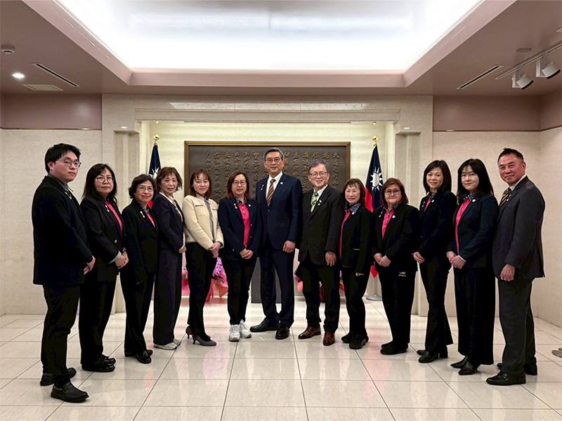 代表處合影留念