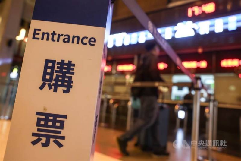 今年農曆春節及228連假，雙鐵加開975班次列車疏運。（中央社檔案照片）